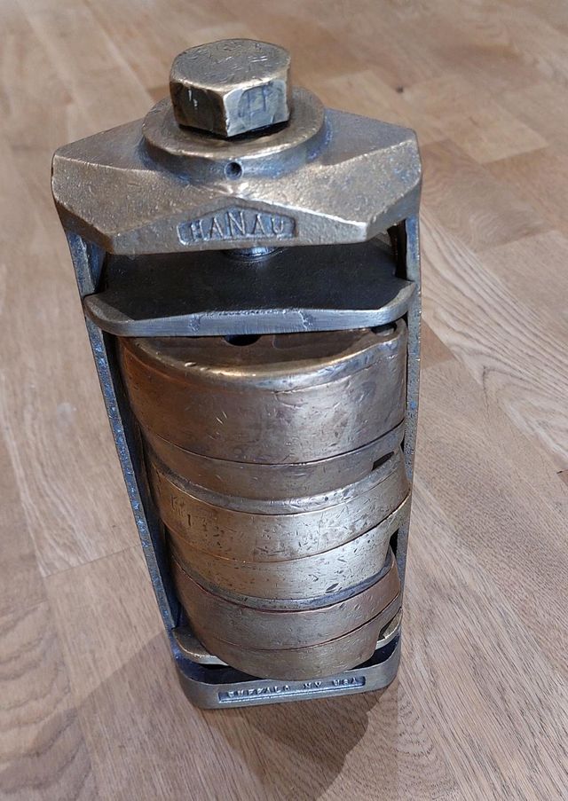 Prensa HANAU con tres moldes