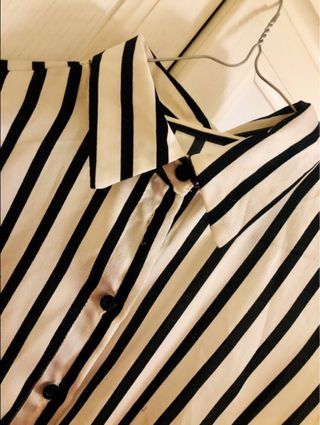 Camicia a righe bianche e nere