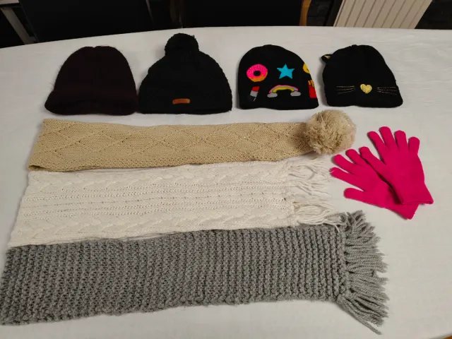 Lote niña gorros y  bufandas.Regalo guantes.