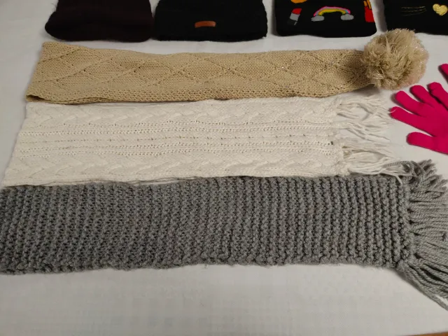 Lote niña gorros y  bufandas.Regalo guantes.