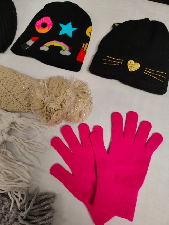 Lote niña gorros y  bufandas.Regalo guantes.