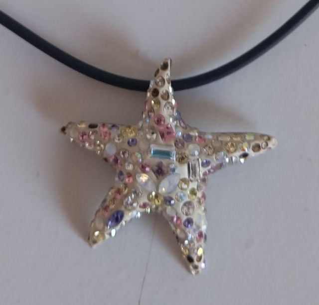 Collar mujer muy elegante con cordón negro.