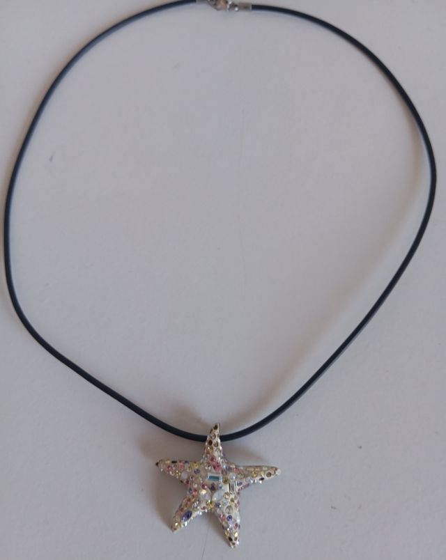 Collar mujer muy elegante con cordón negro.