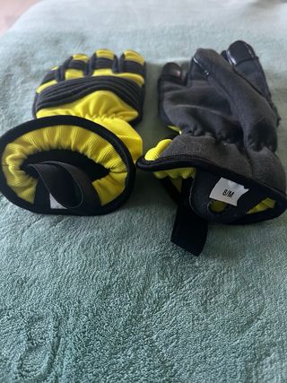 Guantes ignifugos.