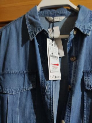 Sobre camisa vaquera Stradivarius