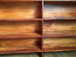 Mueble estantería bajo de madera