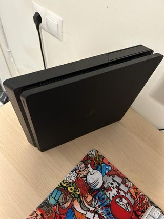 PlayStation 4 con mandos y juegos 