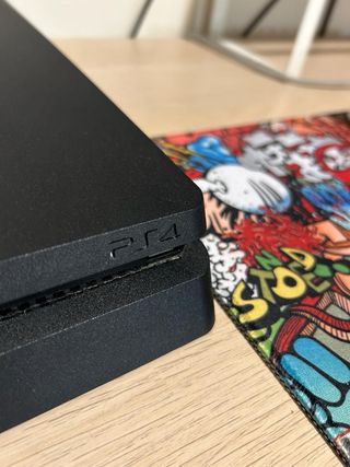 PlayStation 4 con mandos y juegos 