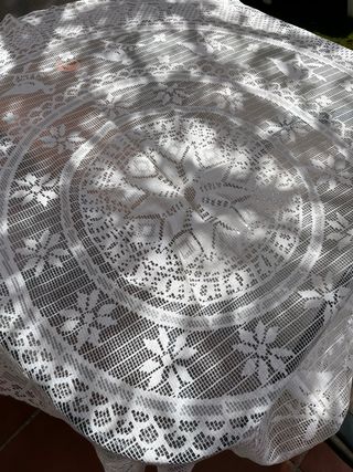 Manteles mesa redonda. Los dos por 6 euros