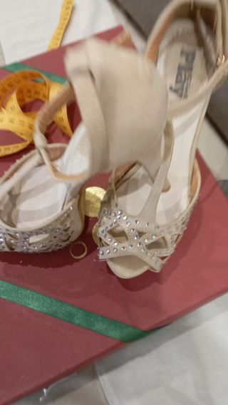 Abito asimmetrico:sandalo