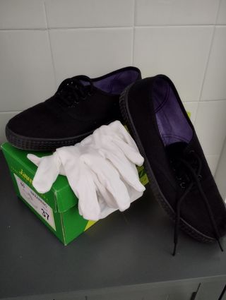 Zapatillas negras y guantes