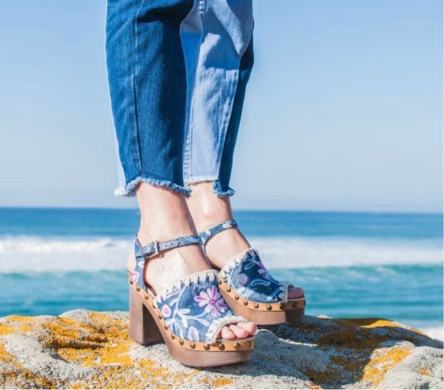 Sandalias denim bordadas mou