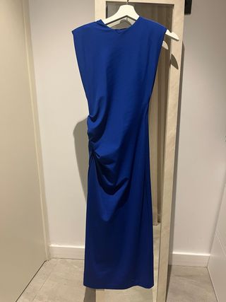 Vestido azul eléctrico de Zara 