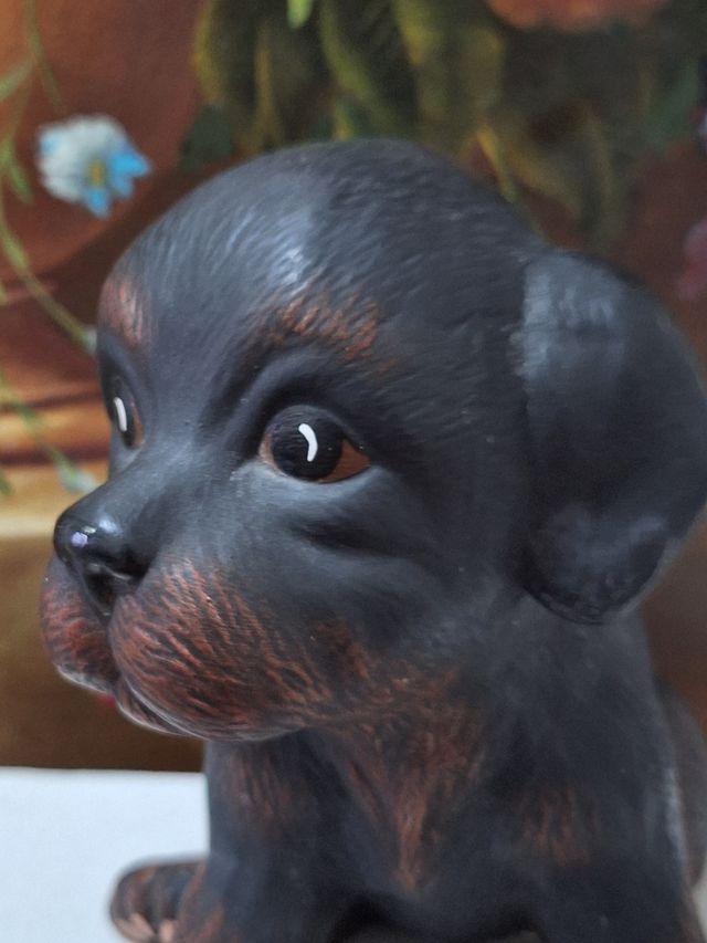 Scultura ceramica di cucciolo rottweiler