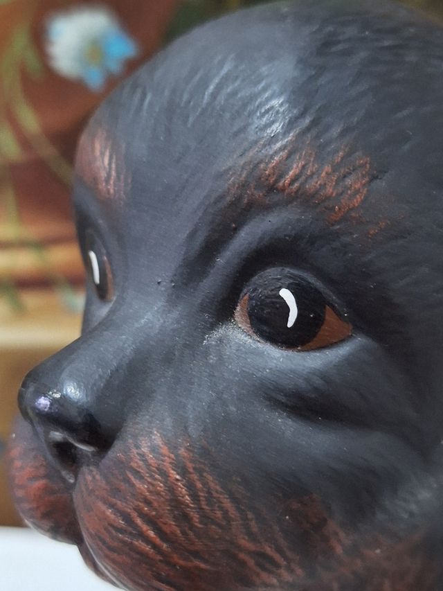 Scultura ceramica di cucciolo rottweiler