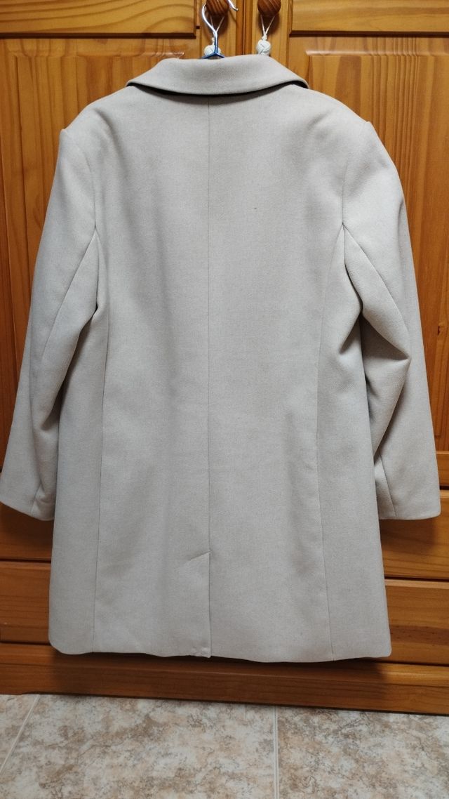 Abrigo de mujer puesto dos veces 