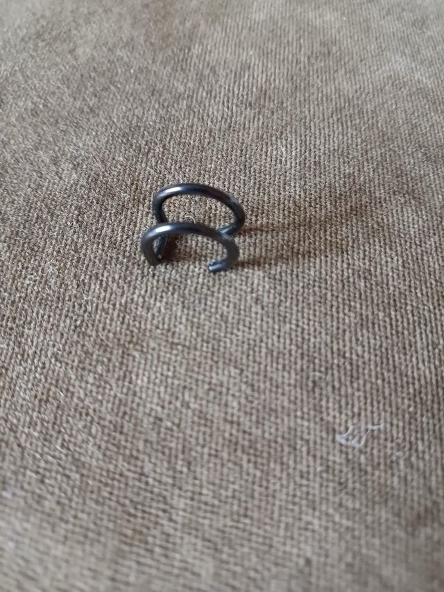 Orecchino a doppio cerchio nero senza foro