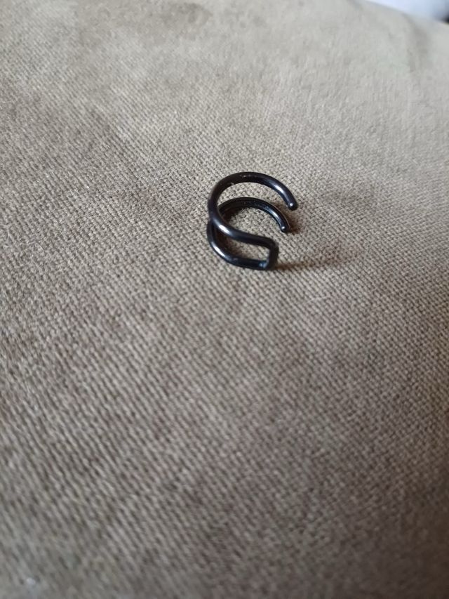 Orecchino a doppio cerchio nero senza foro