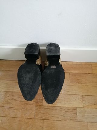 Botines negros y dorados 