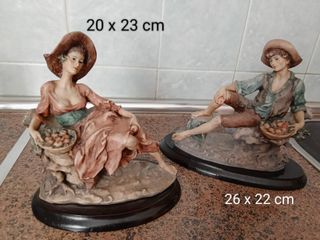 Pareja de figuras de resina portuguesa coloreada