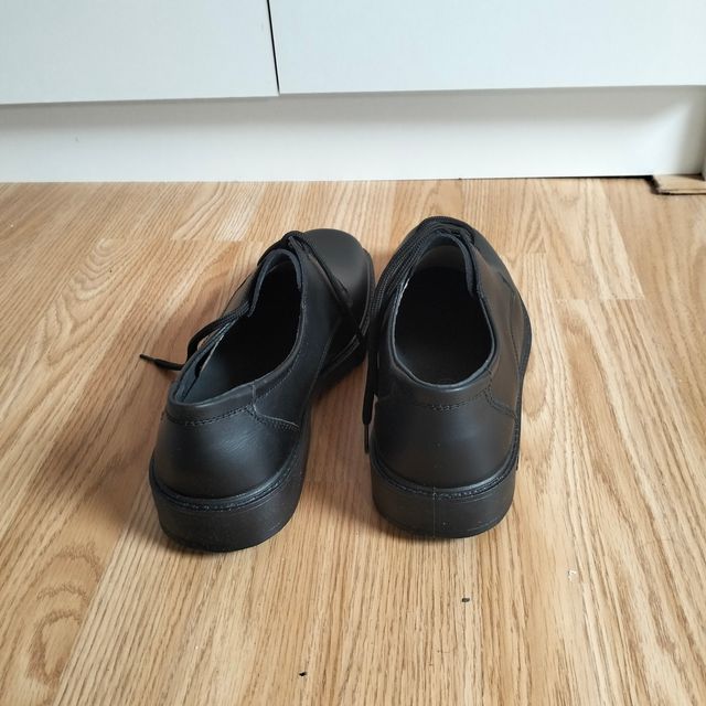 Calzado negro laboral