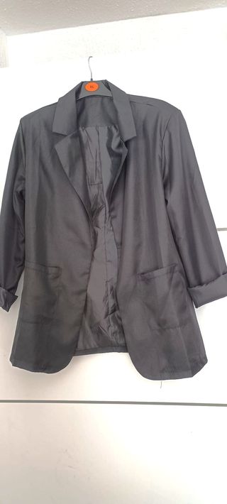 Americana negra de estilo clásico de mujer