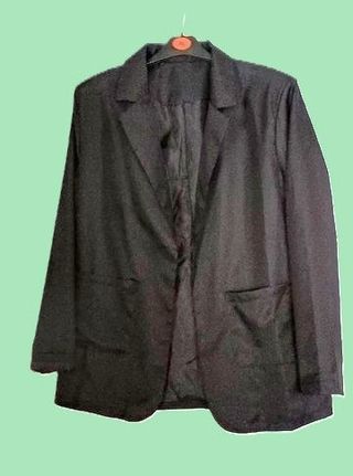 Americana negra de estilo clásico de mujer