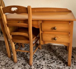 Camas dormitorio,Mesita y Mesa de estudio.