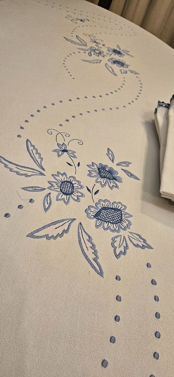 Antigua manteleria 12 servicios bordada