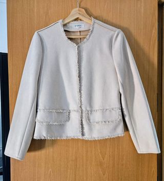 Chaqueta ligera de antelina beig.