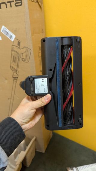 Aspirador escoba sin cable equipada con un motor 