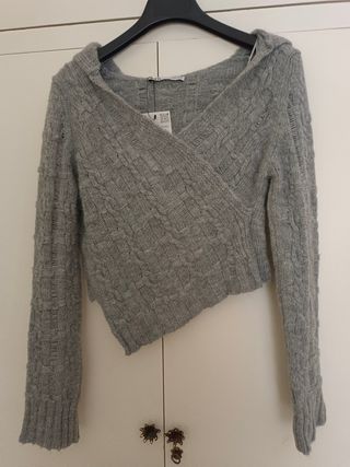 Jersey asimetrico Zara sin estrenar. Con capucha.
