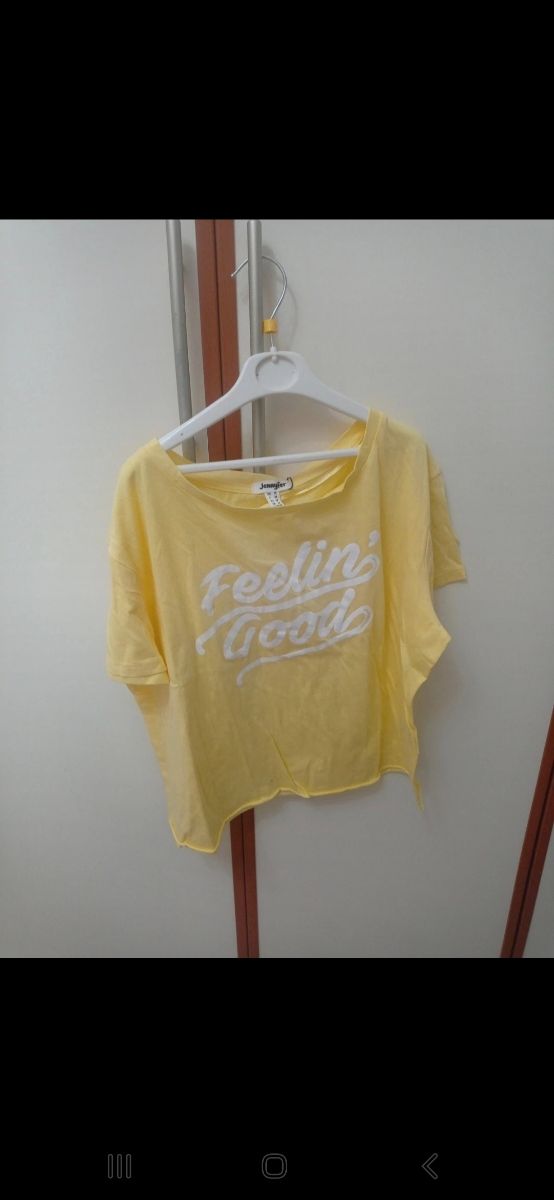 maglietta con etichetta