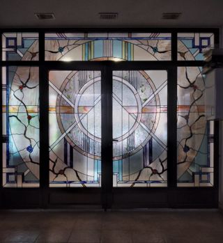 CIERRE DE ALUMINIO BRONCE CON VIDRIERAS