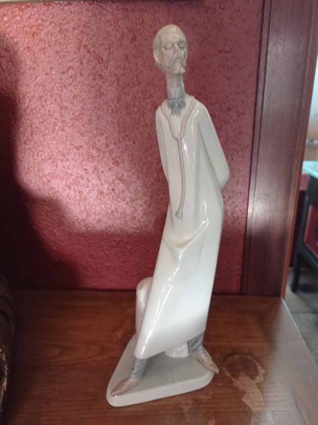 Statuina medico Lladro