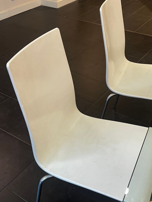 dos sillas blancas  4 euros cada una