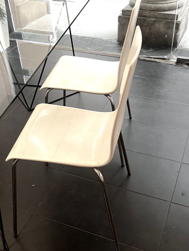 dos sillas blancas  4 euros cada una