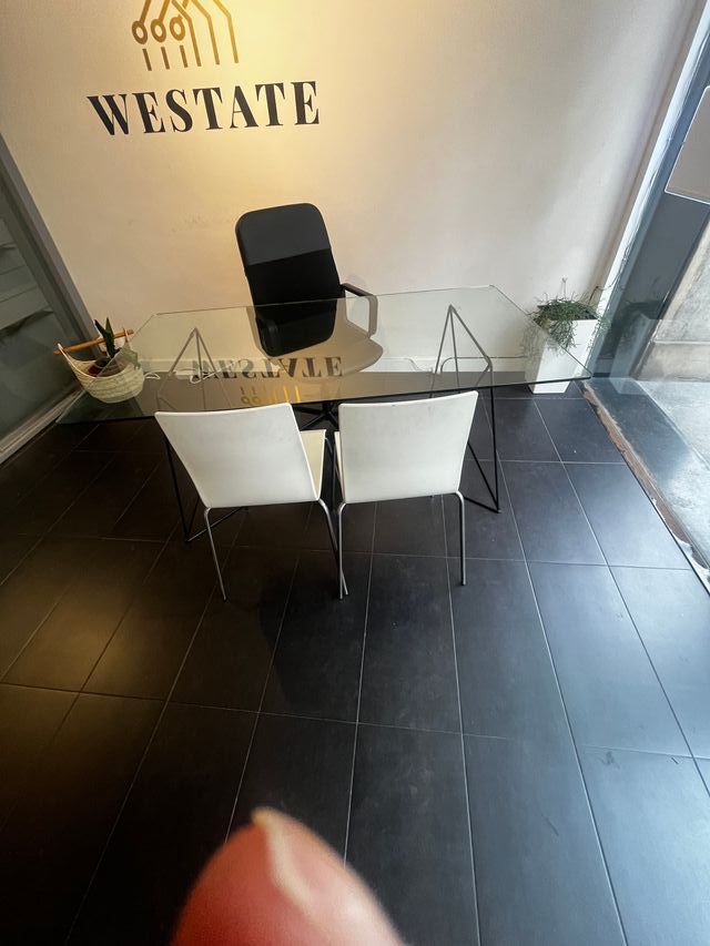 dos sillas blancas  4 euros cada una