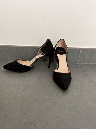 Zapatos de tacón negros con transparencias