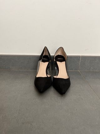 Zapatos de tacón negros con transparencias