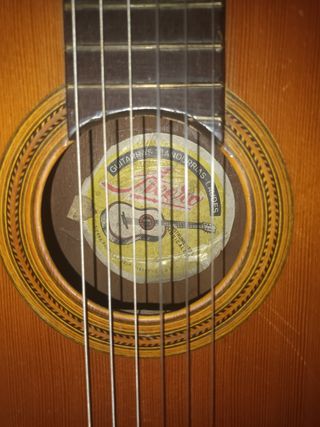 Guitarra clasica del oeste como poco 