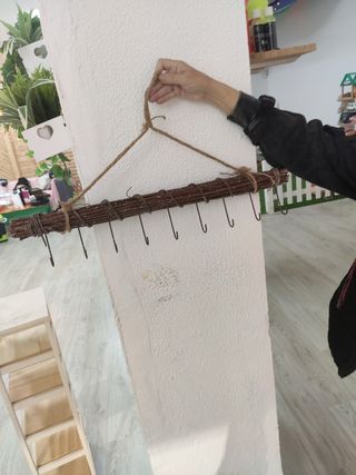 Caballetes, percha y escalera para decoracion