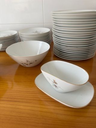 Vajilla Bidasoa con elegante filo dorado.