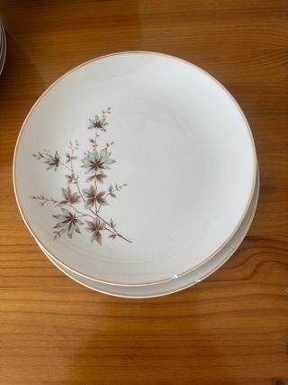 Vajilla Bidasoa con elegante filo dorado.