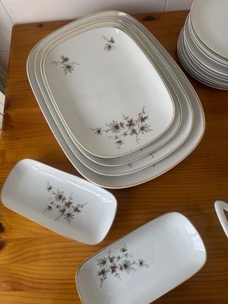 Vajilla Bidasoa con elegante filo dorado.