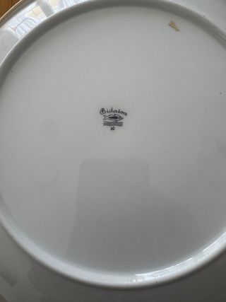 Vajilla Bidasoa con elegante filo dorado.