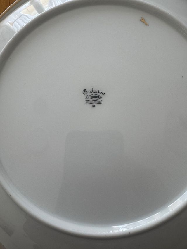 Vajilla Bidasoa con elegante filo dorado