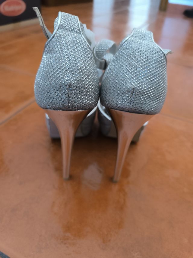 Zapatos plateados con brillo brilli