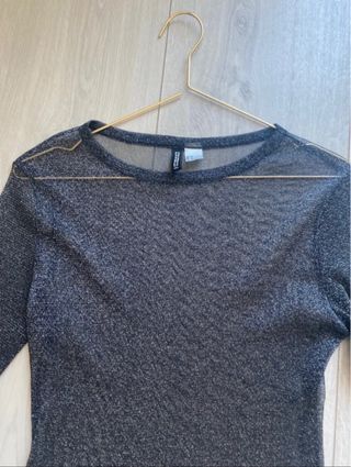 Favorecedor top con hilos plateados Dividco HM