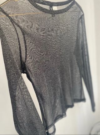 Favorecedor top con hilos plateados Dividco HM